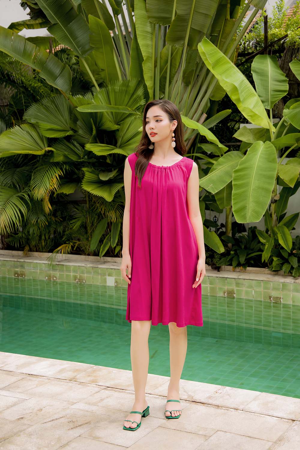 Đầm suông sát nách phối nơ phía sau 