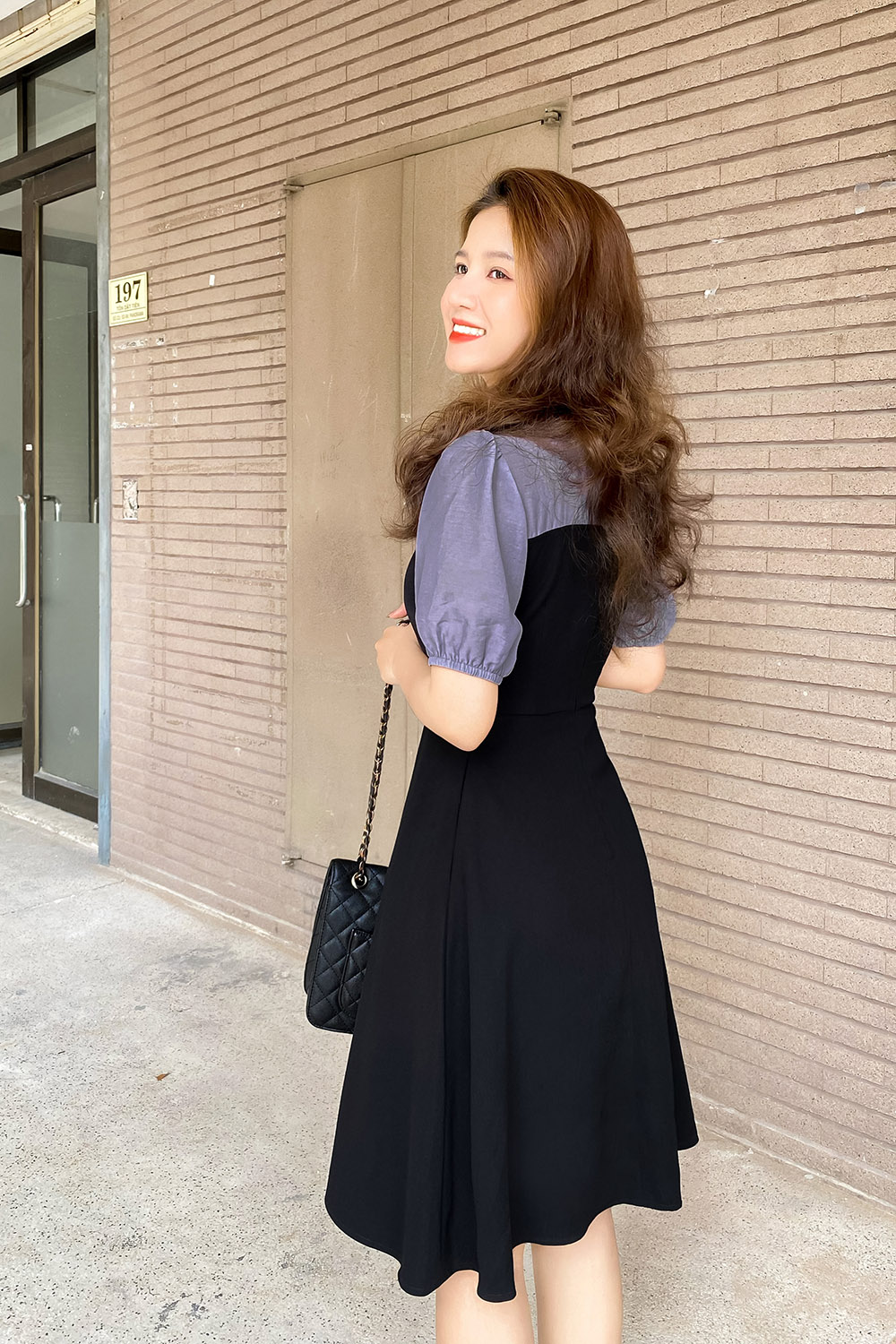Đầm đen xòe công sở phối màu